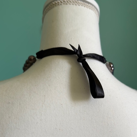 Classic Black Beaded Necklace with Lustrous Finish - Picture 4 of 4